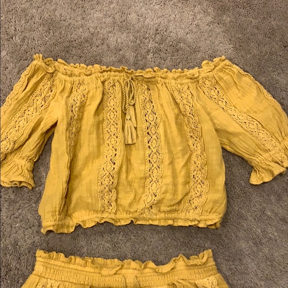 Yellow lace two piece - Picture 3 of 5